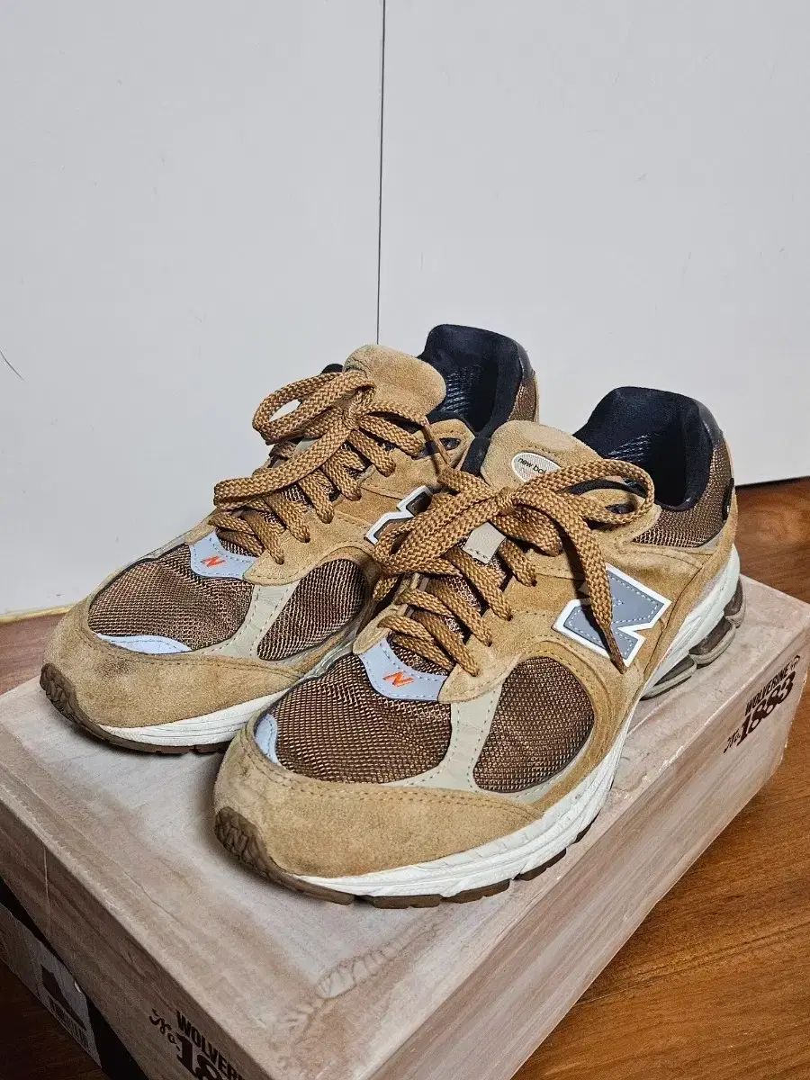 ニューバランス 2002R ゴアテックス タバコ 275
