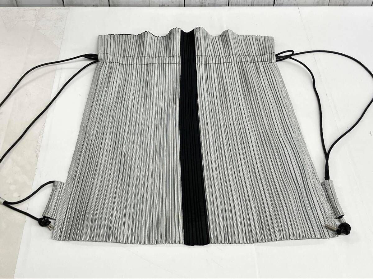 ISSEY MIYAKE リュックサック イッセイミヤケ プリーツバッグ ナップザック シルバー
