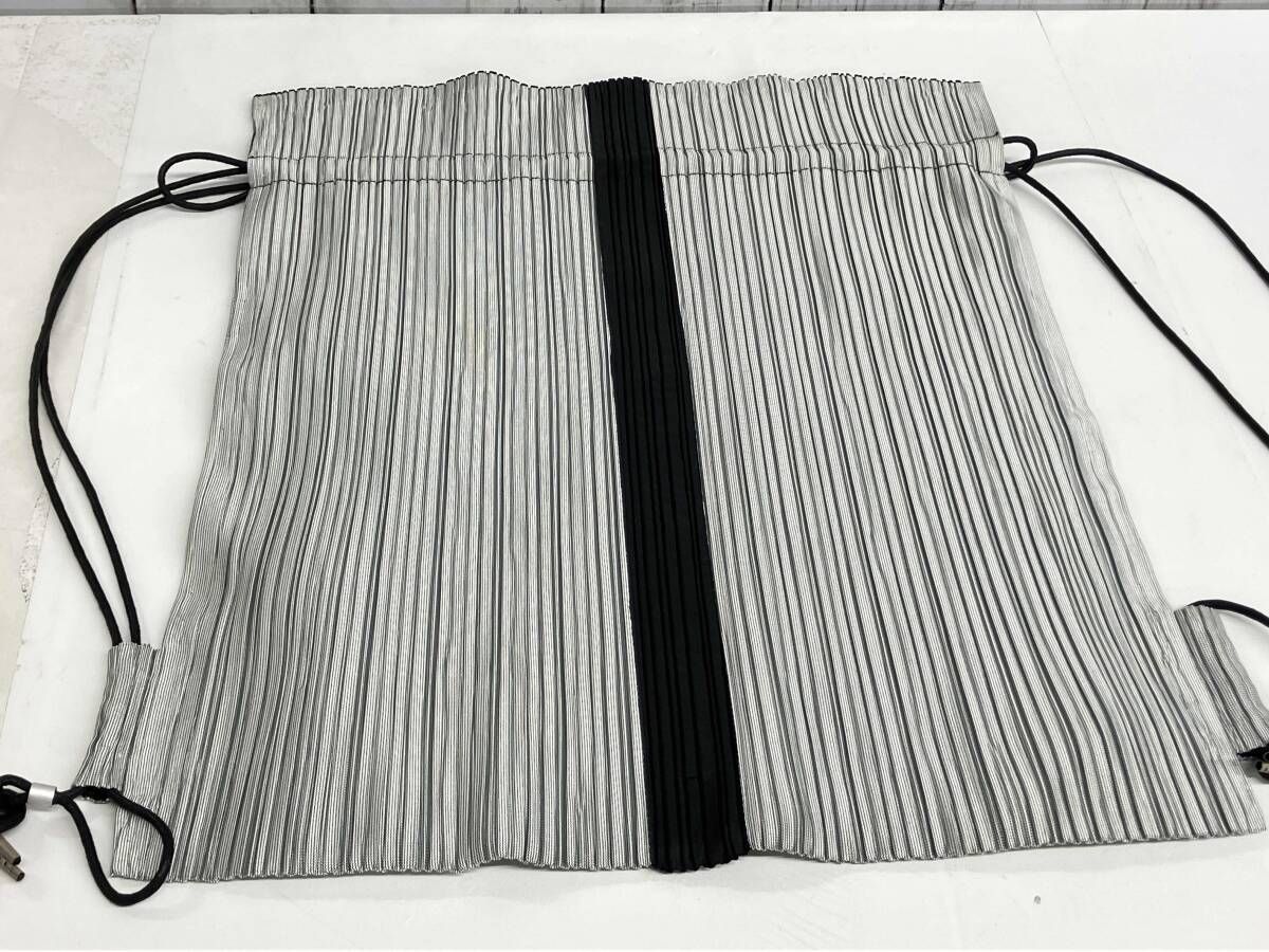 ISSEY MIYAKE リュックサック イッセイミヤケ プリーツバッグ ナップザック シルバー