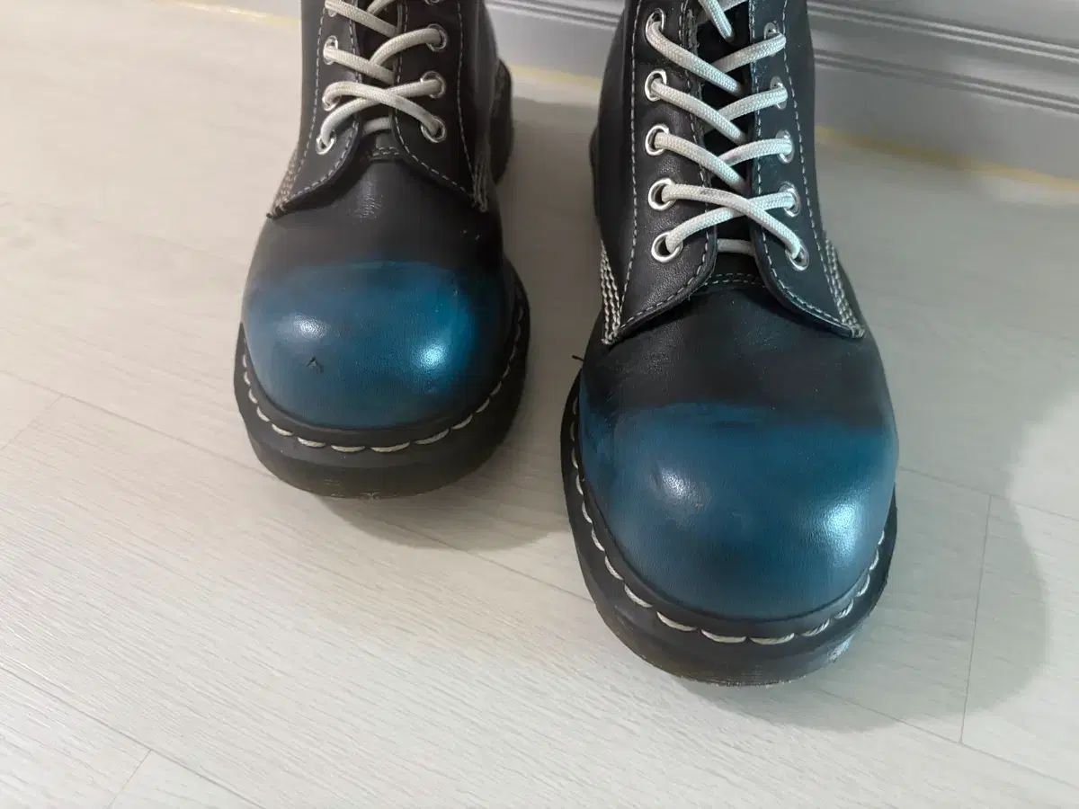 DR MARTENS