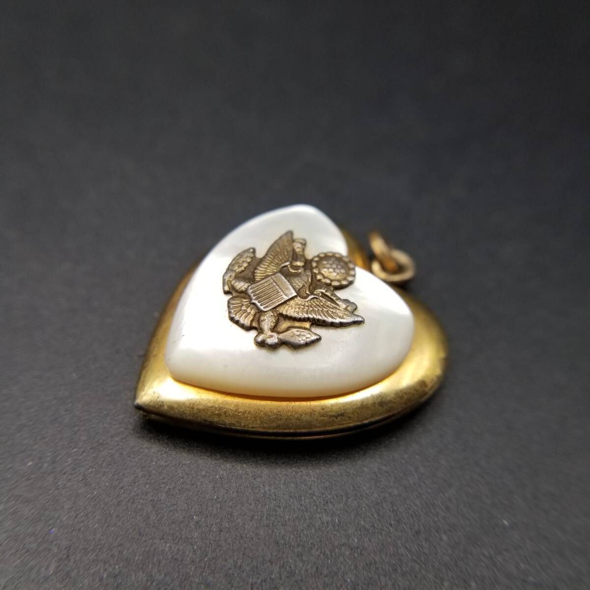 WWII期 ヴィンテージ スウィートハートジュエリー アメリカ国章 白頭鷲 ロケット チャーム マザーオブパール 金張り 大ぶり Y 23 J