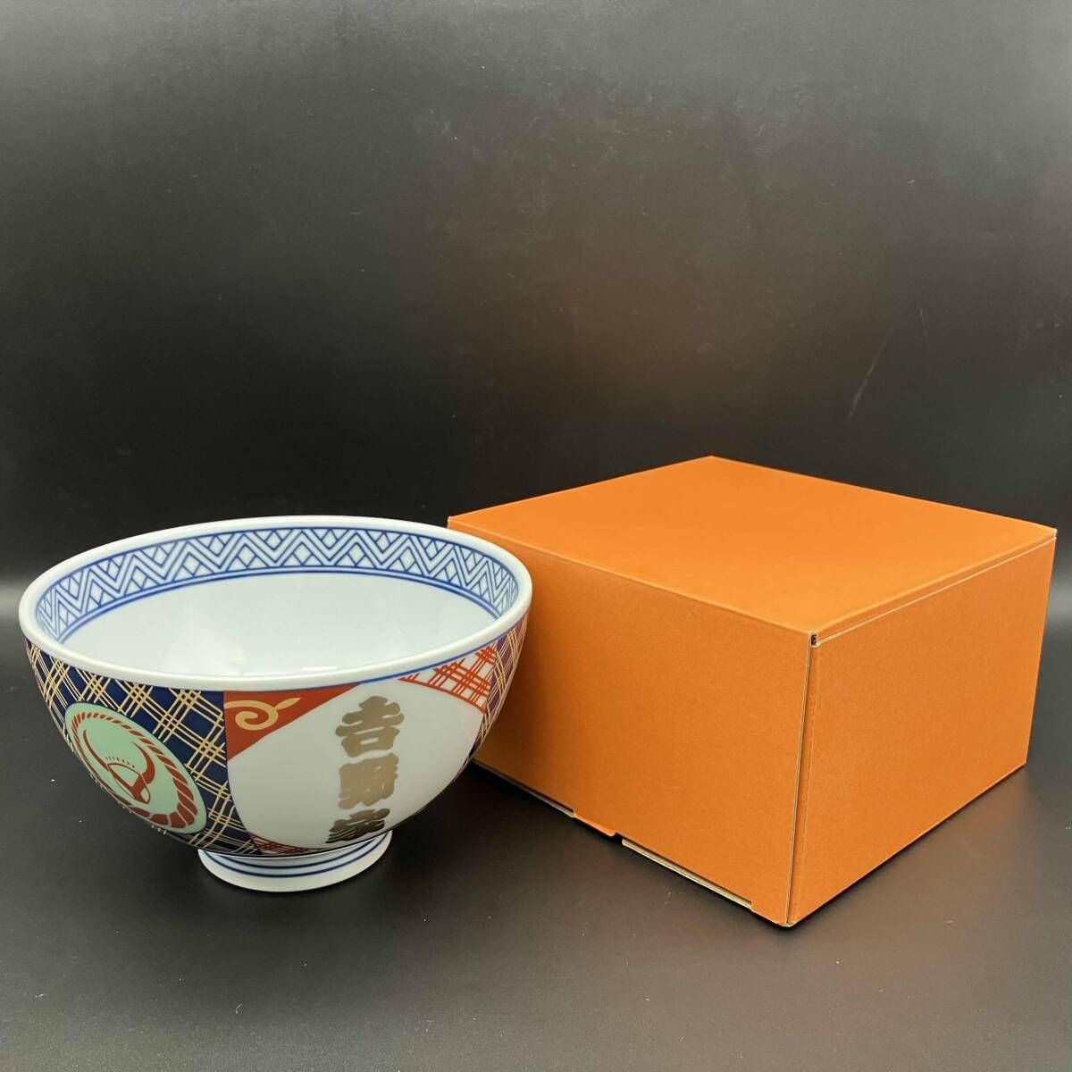 吉野家　どんぶり　有田焼　特盛、並盛どんぶり （中古品） 未使用品】吉野家 どんぶり 有田焼 金文字 箱付き - メルカリ