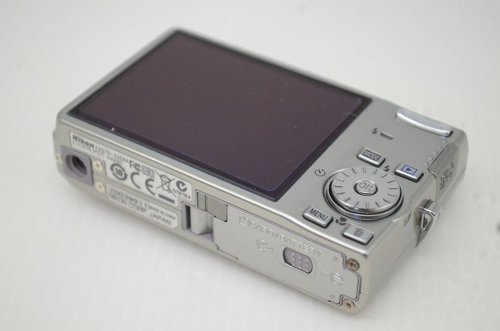 美品 Nikon ニコン COOLPIX S600 コンパクトデジタルカメラ シルバー