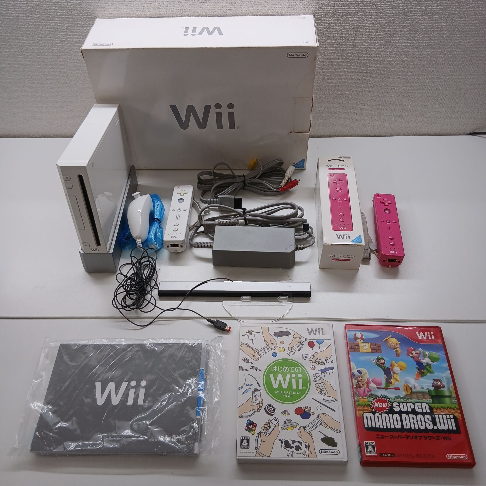 Wii本体 Wiiリモコン(pink) ソフト2本(はじめてのWii・ニュー Wii本体 Wiiリモコン(pink) ソフト2本(はじめてのWii・ニュー