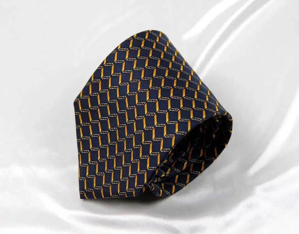 フェンディ 9.2 cm A 級 FFロゴ イタリア製 メンズ ブランド ネックタイ