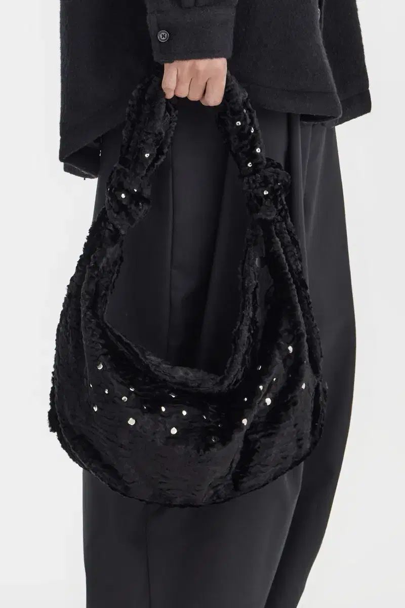 The world is your oyster スタッズ ファー バッグ