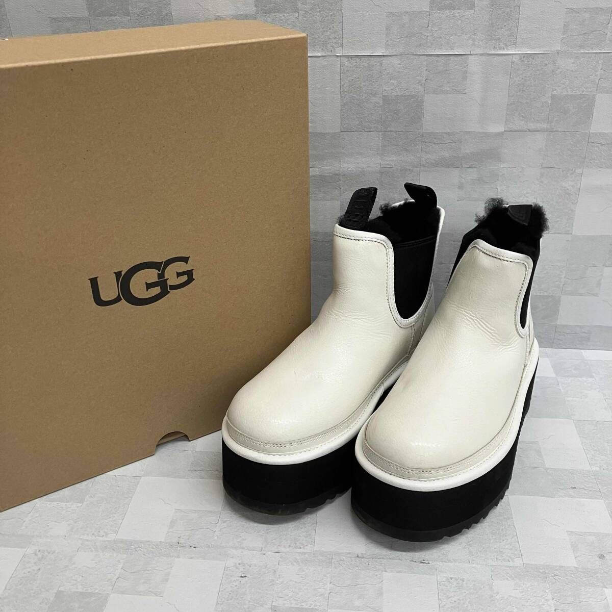 UGG アグー ショートブーツ Neumel Platform chelsea boots US 6 23 cm ホワイト ブラック 厚底ブーツ 箱あり レディース