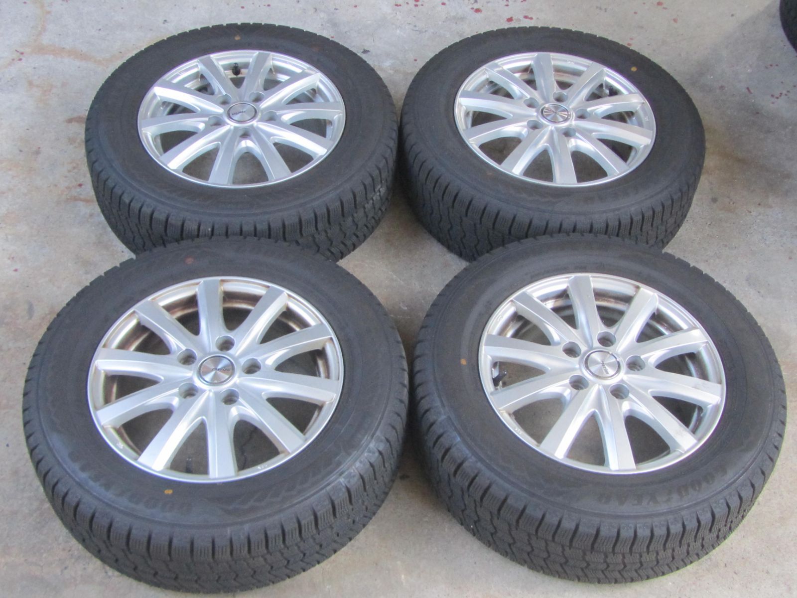 195 65 R 15 スタッドレス グッドイヤー アイスナビ8 80系ノア外し ヴォクシー ステップワゴンなど