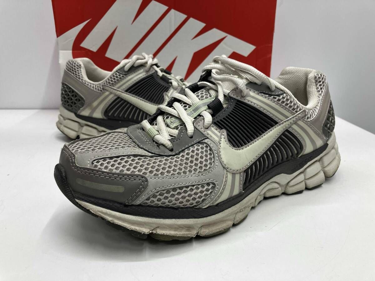 き NIKE ナイキ WMNS ZOOM VOMERO 5 AND FLAT PEWTER ボメロ5 コブルストーン アンド フラットピューター 23.5 cm