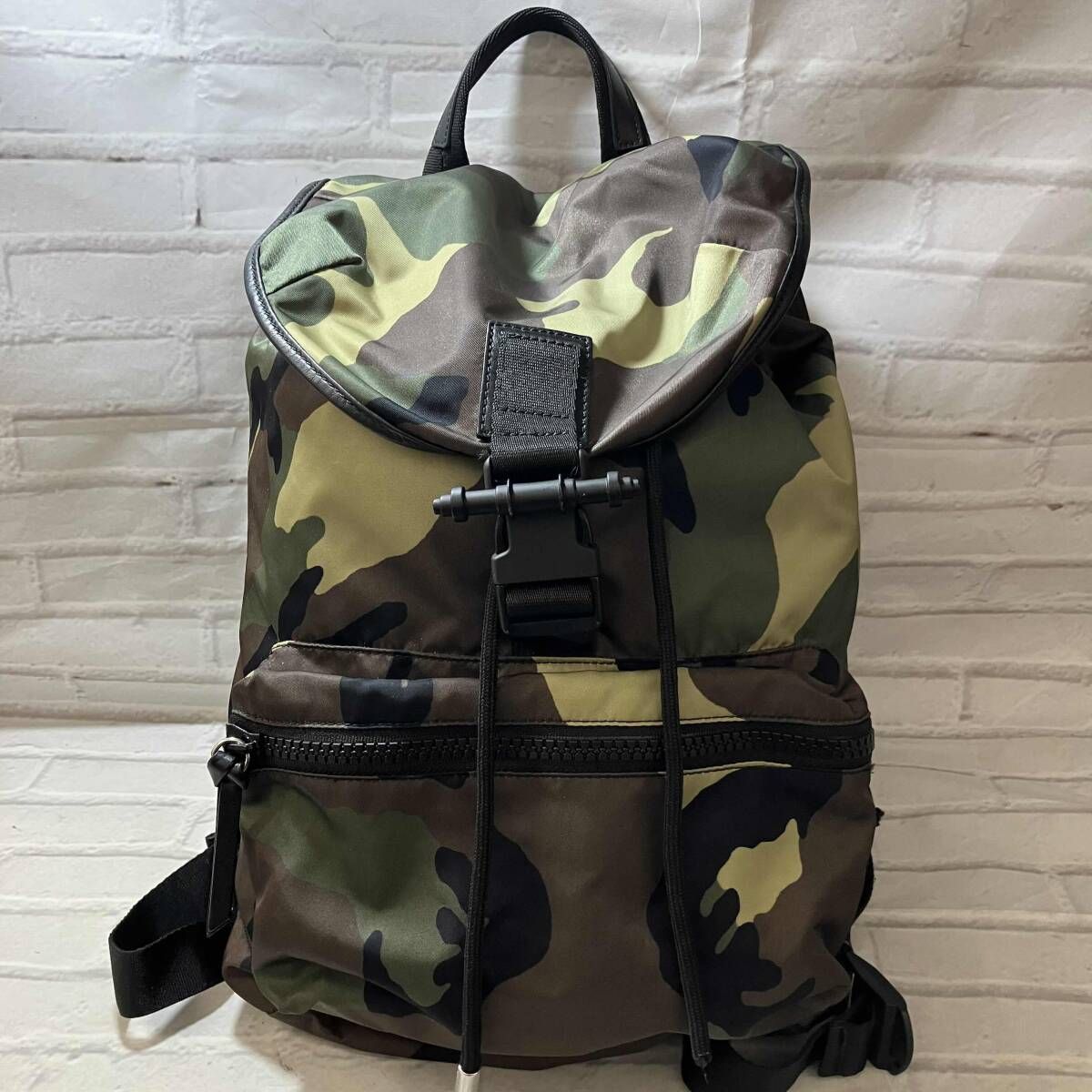 |ジバンシー|リュック| |迷彩柄|紐の金具
