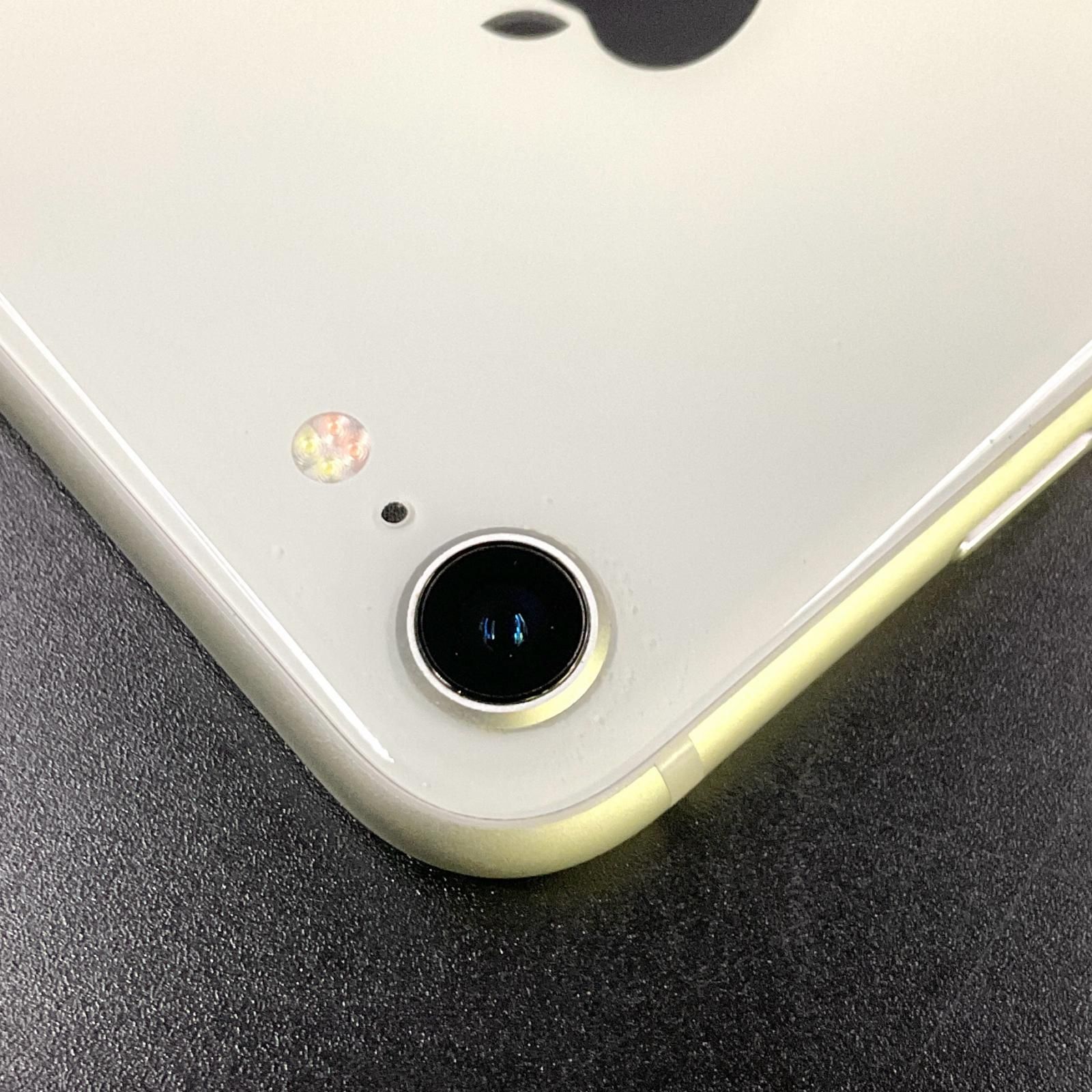 iPhone 8 64GB シルバー docomo 白ロム 動作確認済 70%【全額返金保証