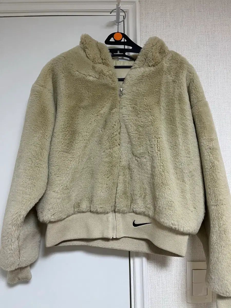 ナイキ ファー ウォームアップ ジャケット アイボリー