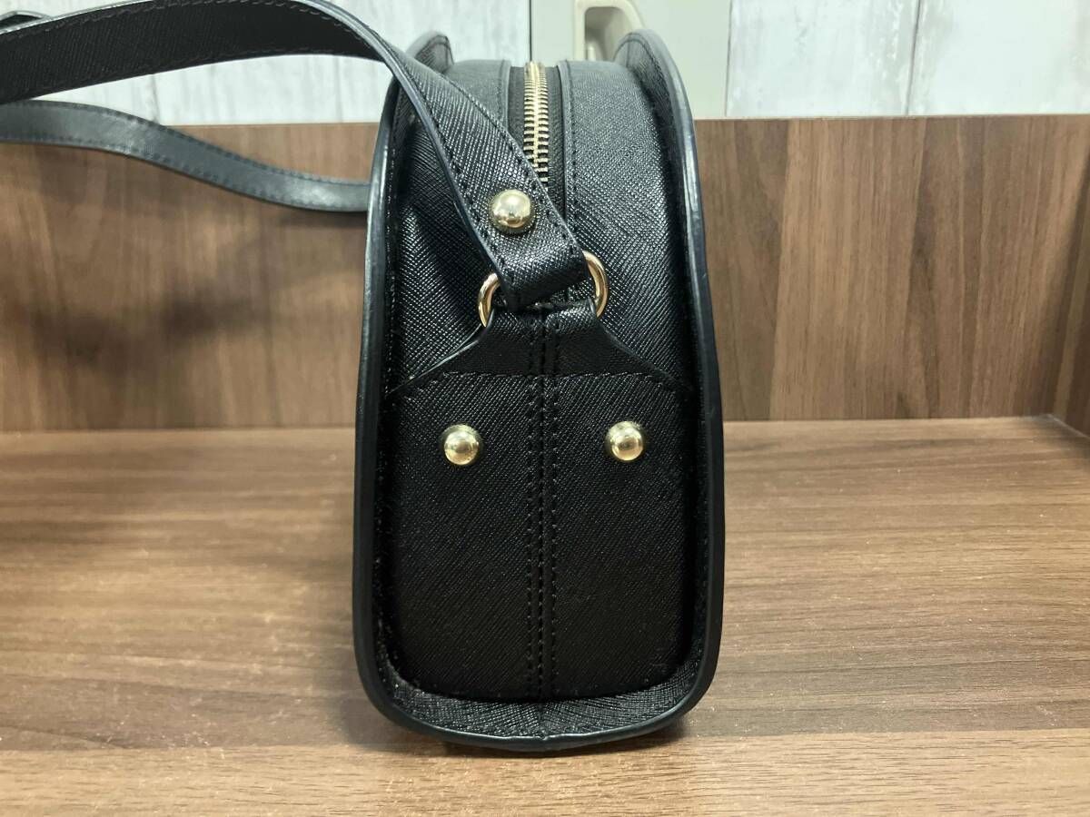 A.P.C ショルダーバッグ ハーフムーン 肩掛け エンボス加工レザー 黒