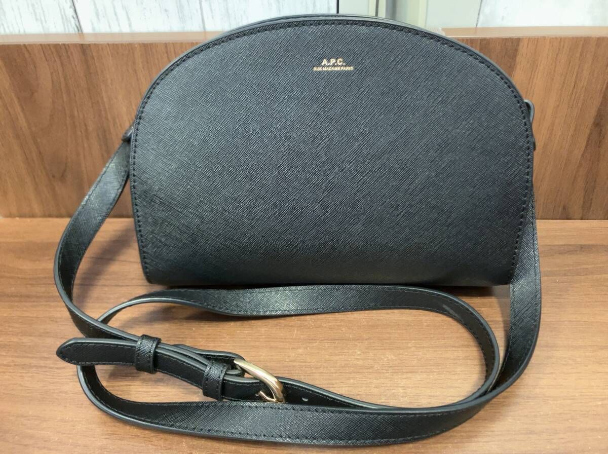 A.P.C. ミニ Demi-Lune ハーフムーン バッグ エンボス加工 【公式通販】