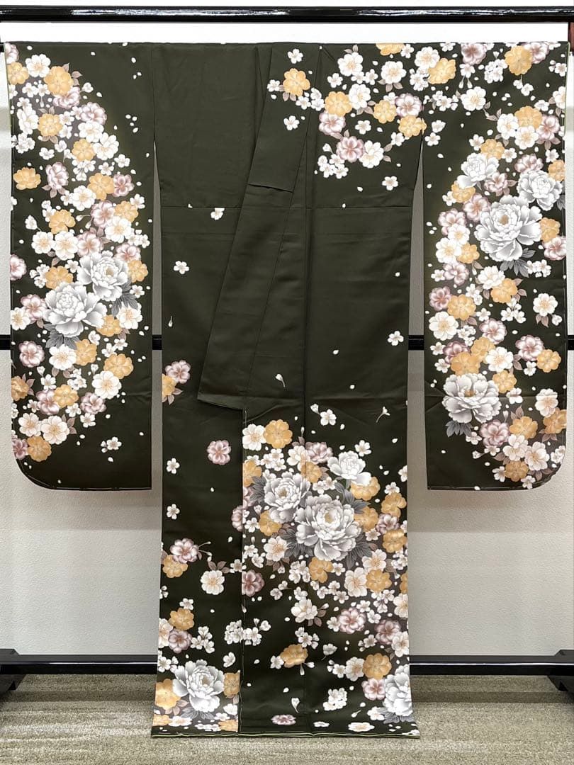 ポリエステル 振袖 牡丹 紋意匠 正絹 ぼかし八掛 躾糸付き S225 ポリエステル 振袖 牡丹 紋意匠 正絹 ぼかし八掛 躾糸付き S225