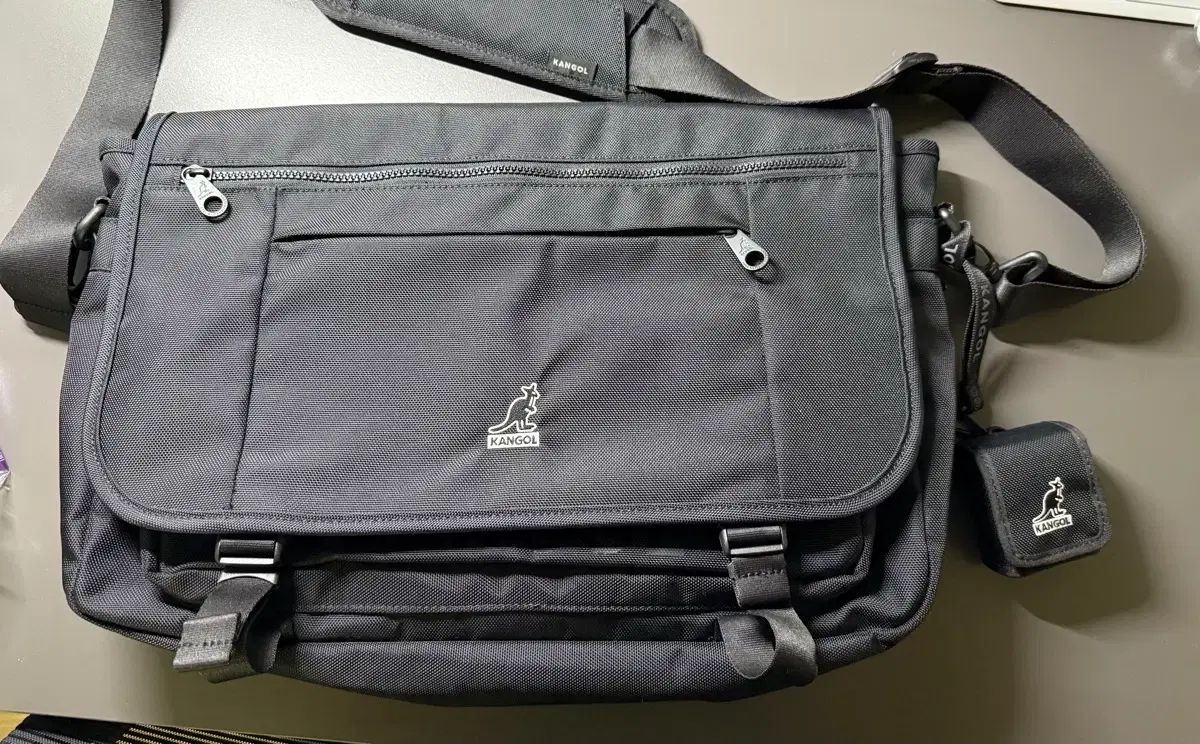 カンゴール ブラック メッセンジャーバッグ