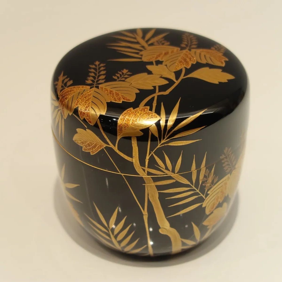 茶道具】湯浅華暁 桐竹蒔絵真塗大棗 内朱金溜地 - メルカリ