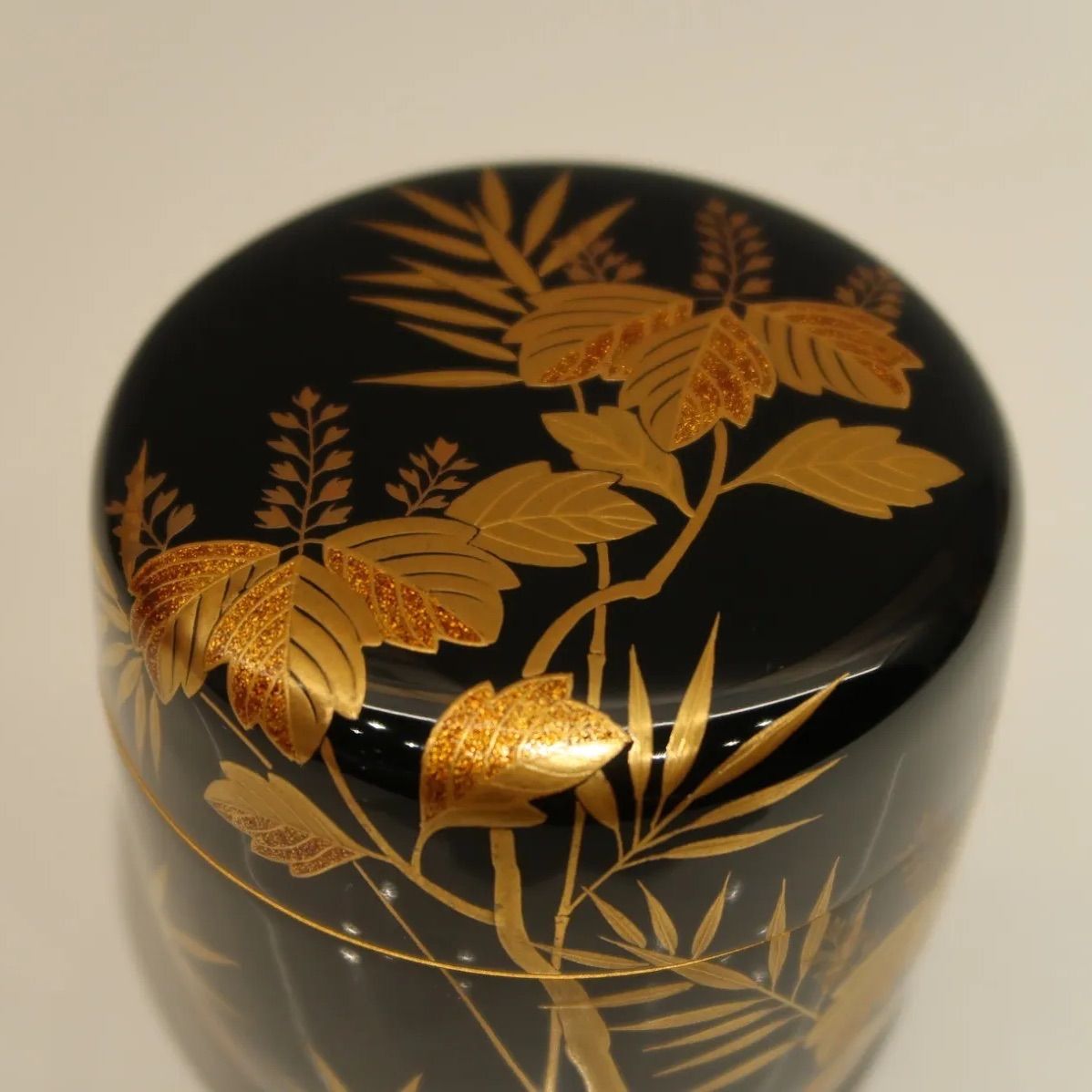 茶道具】湯浅華暁 桐竹蒔絵真塗大棗 内朱金溜地 - メルカリ