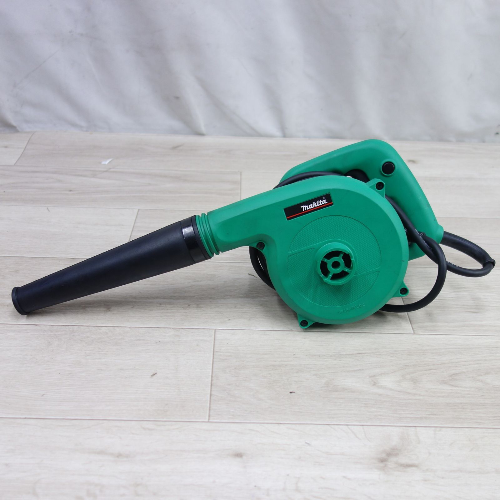 送料無料] キレイ！付属品付き◇マキタ ブロワ MUB111 屋内用 電動 