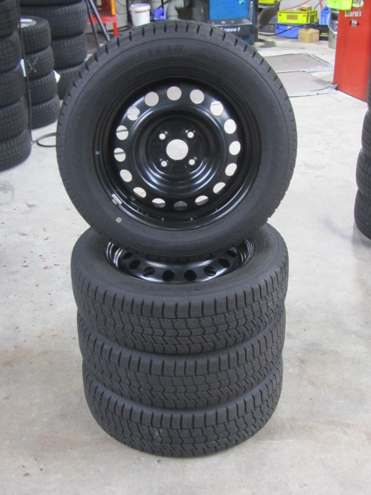 人気商品】175/65R15 スタッドレス グッドイヤー アイスナビ8 カローラ