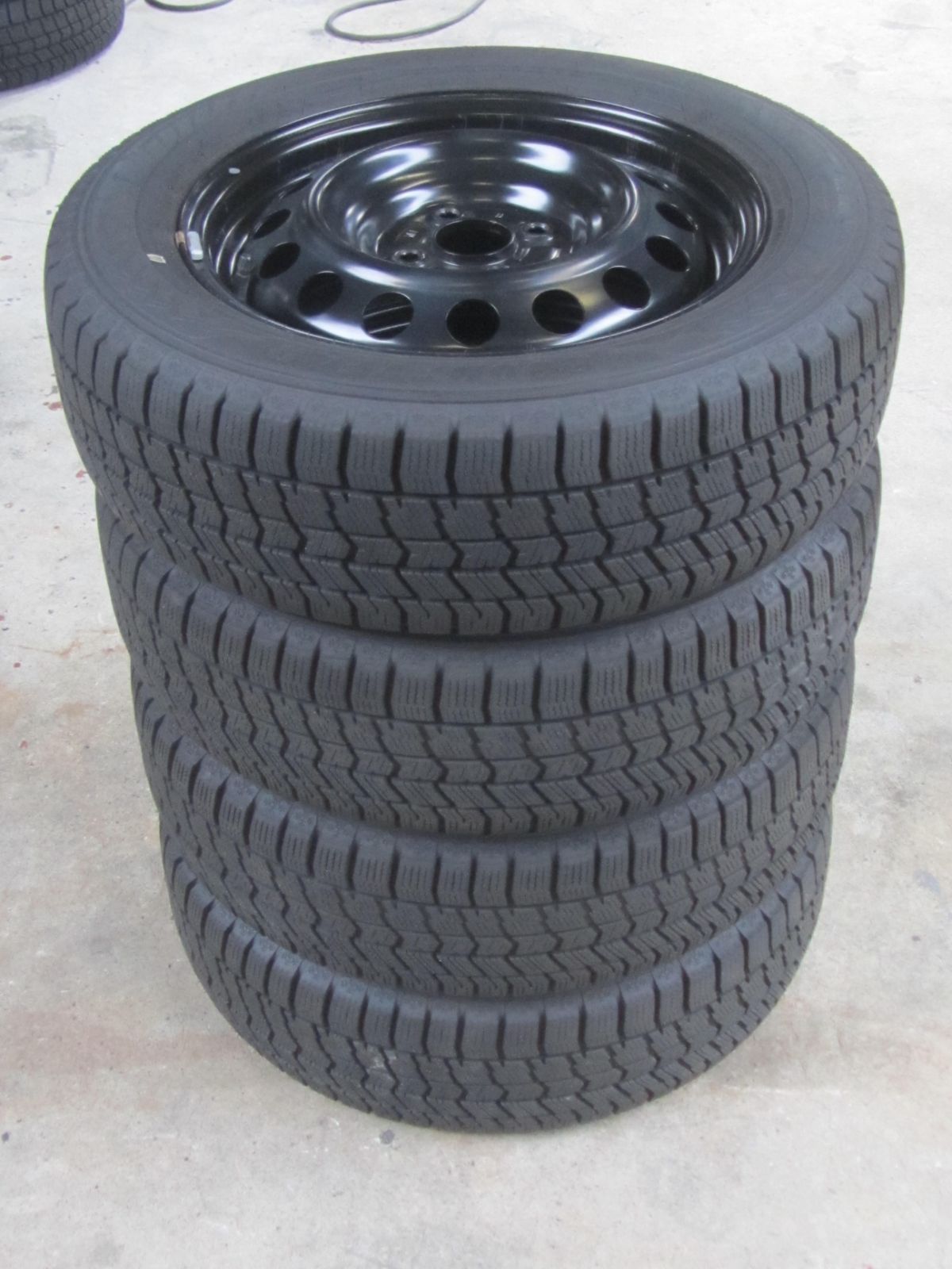 人気商品】175/65R15 スタッドレス グッドイヤー アイスナビ8 カローラ