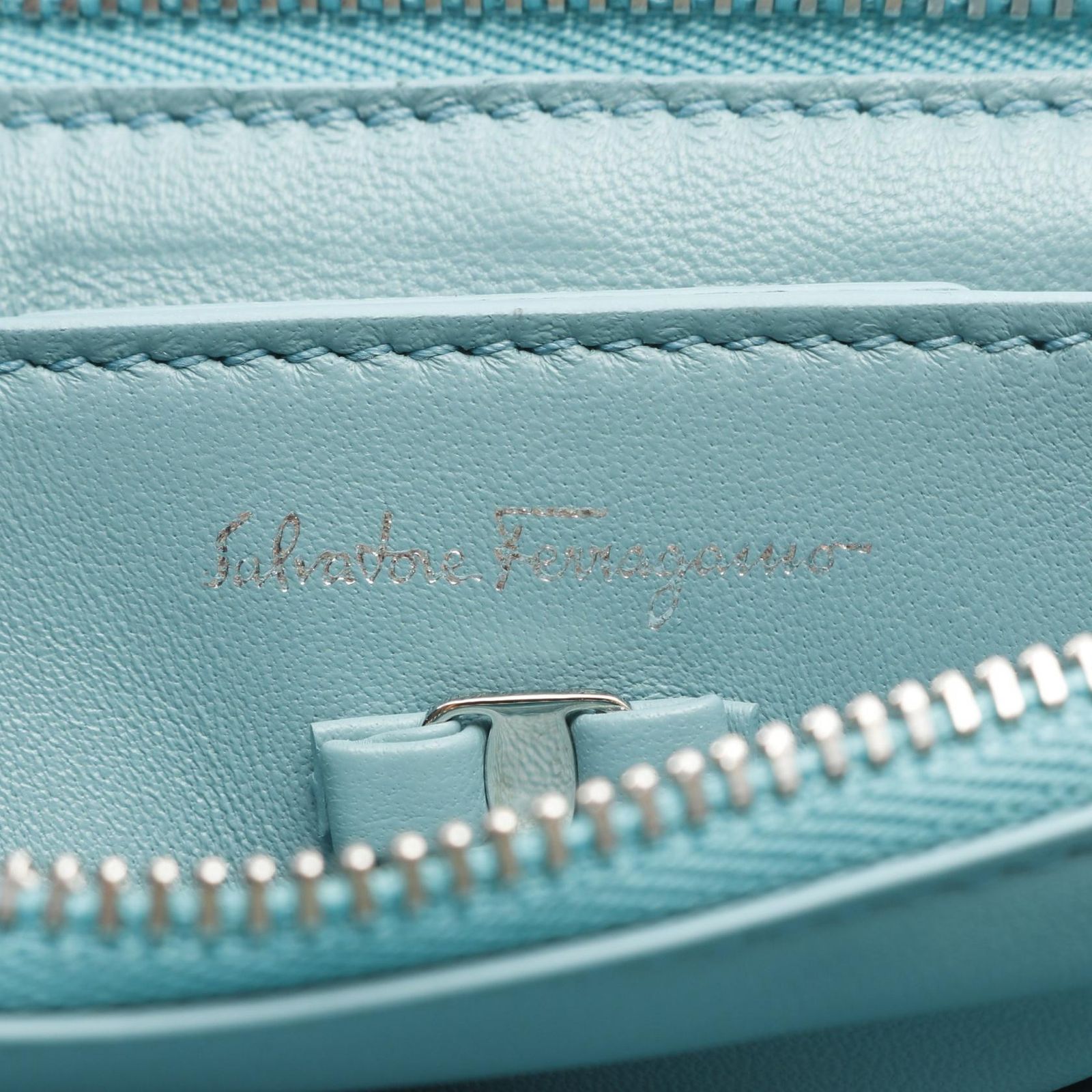 サルヴァトーレフェラガモ Salvatore Ferragamo ショルダーバッグ 