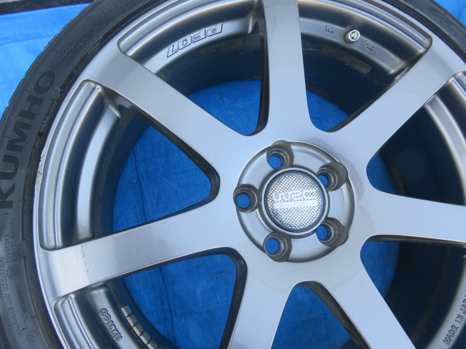 ホイールタイヤ 215