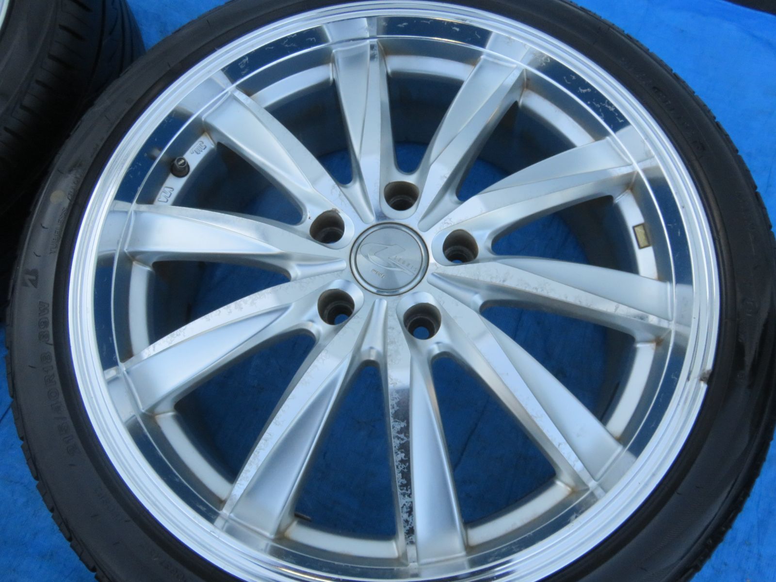 ホイールタイヤ 215