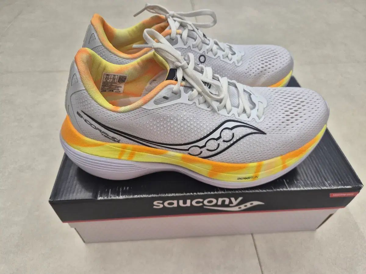 サッカニー エンドルフィン トレーナー