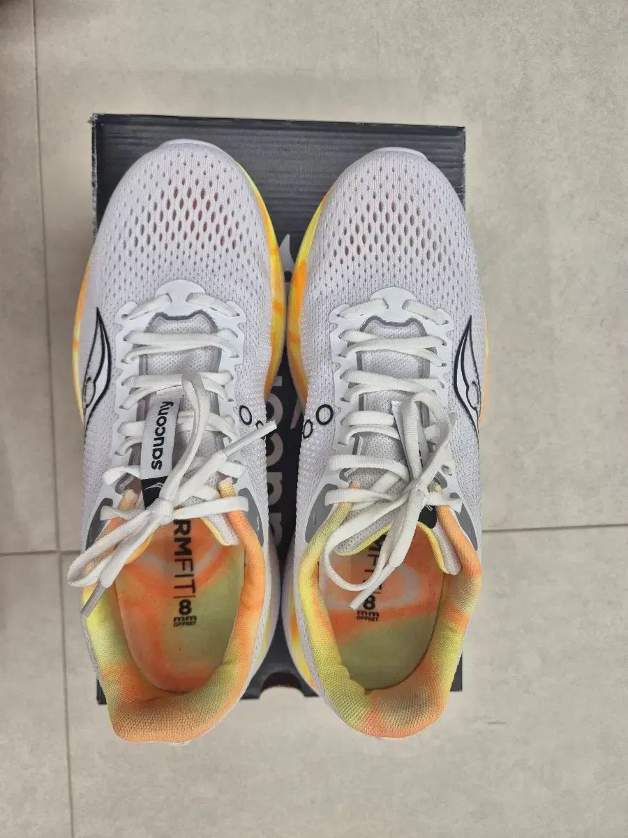 サッカニー エンドルフィン トレーナー