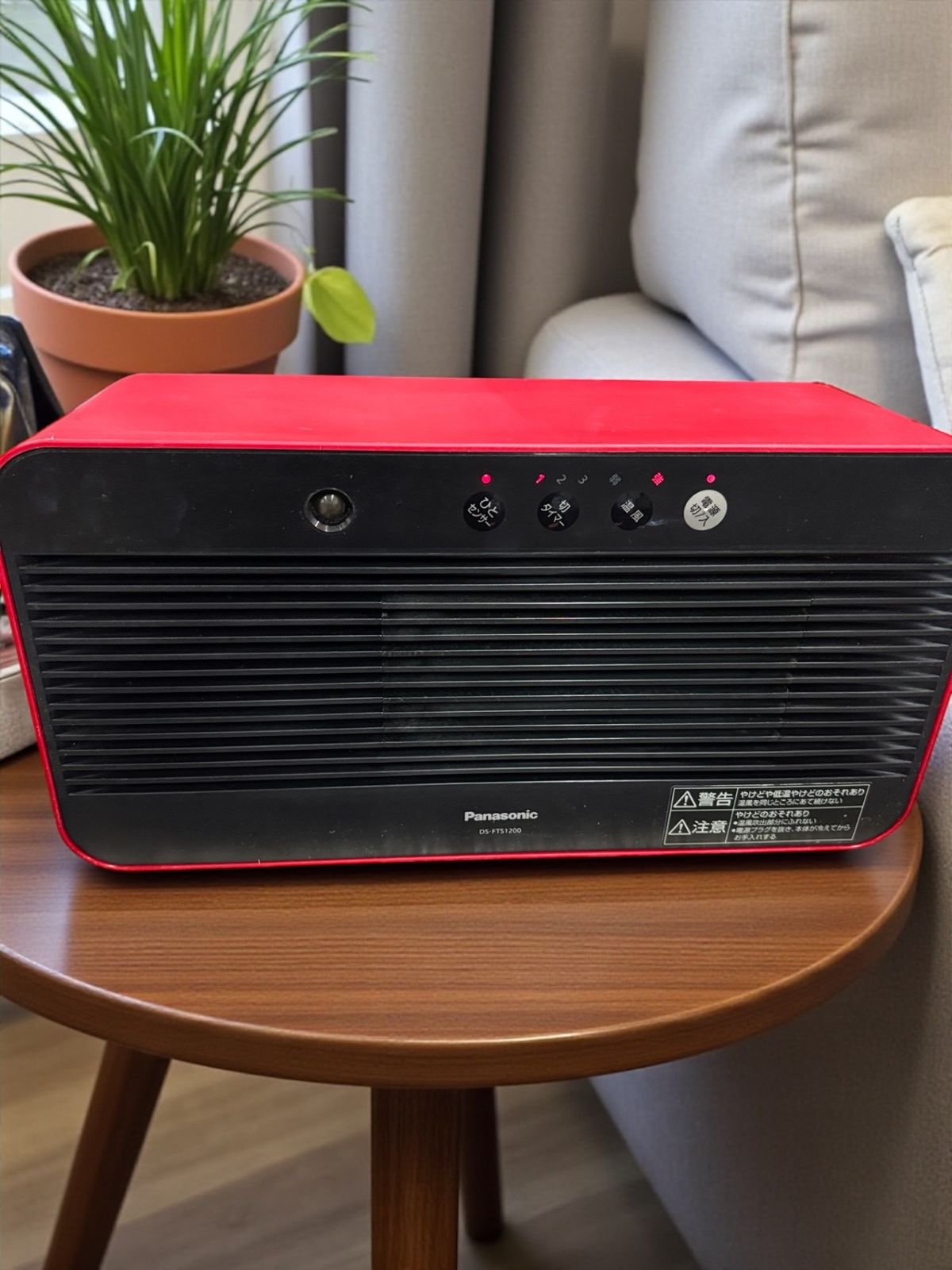 Panasonicセラミックファンヒーター 縦置き、横置き両方可能 赤が
