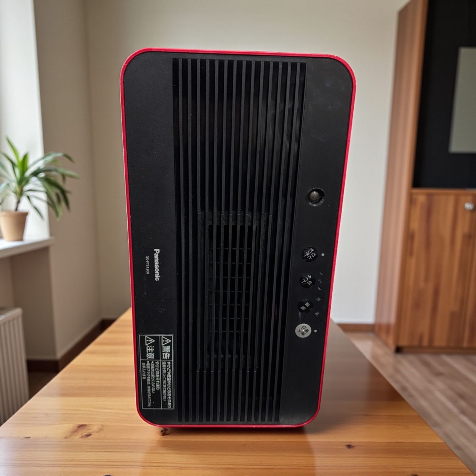 Panasonicセラミックファンヒーター 縦置き、横置き両方可能 赤が