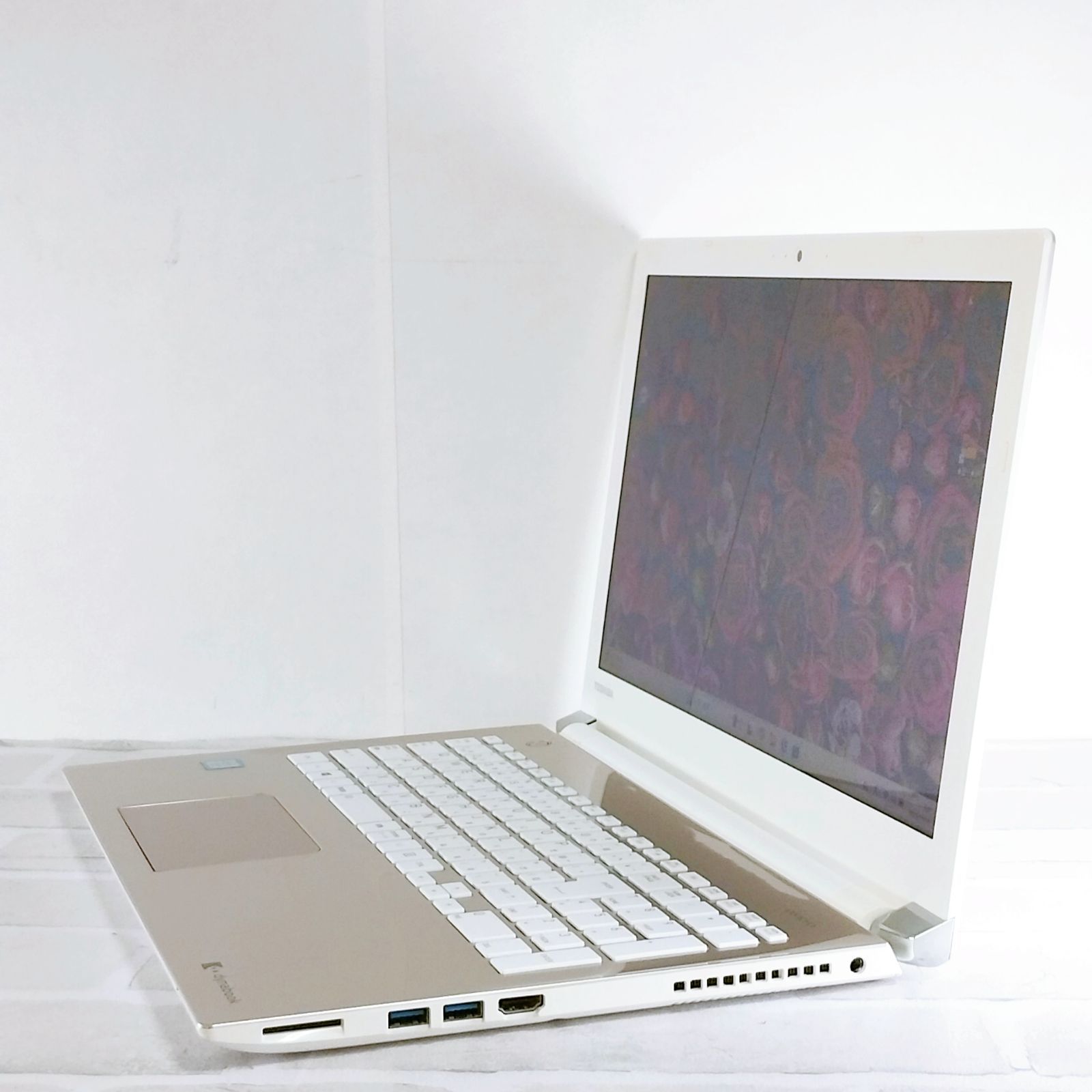 綺麗✨ホワイト❣️YoutTube カメラ付 薄型 すぐ使える ノートパソコン すぐ使える！初心者おすすめ♪DynaBook 薄型ノートパソコン DVD カメラ