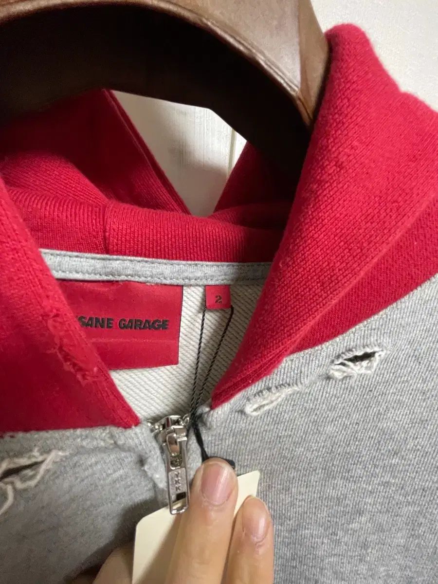 INSANE GARAGE × WHO フード ジップアップ