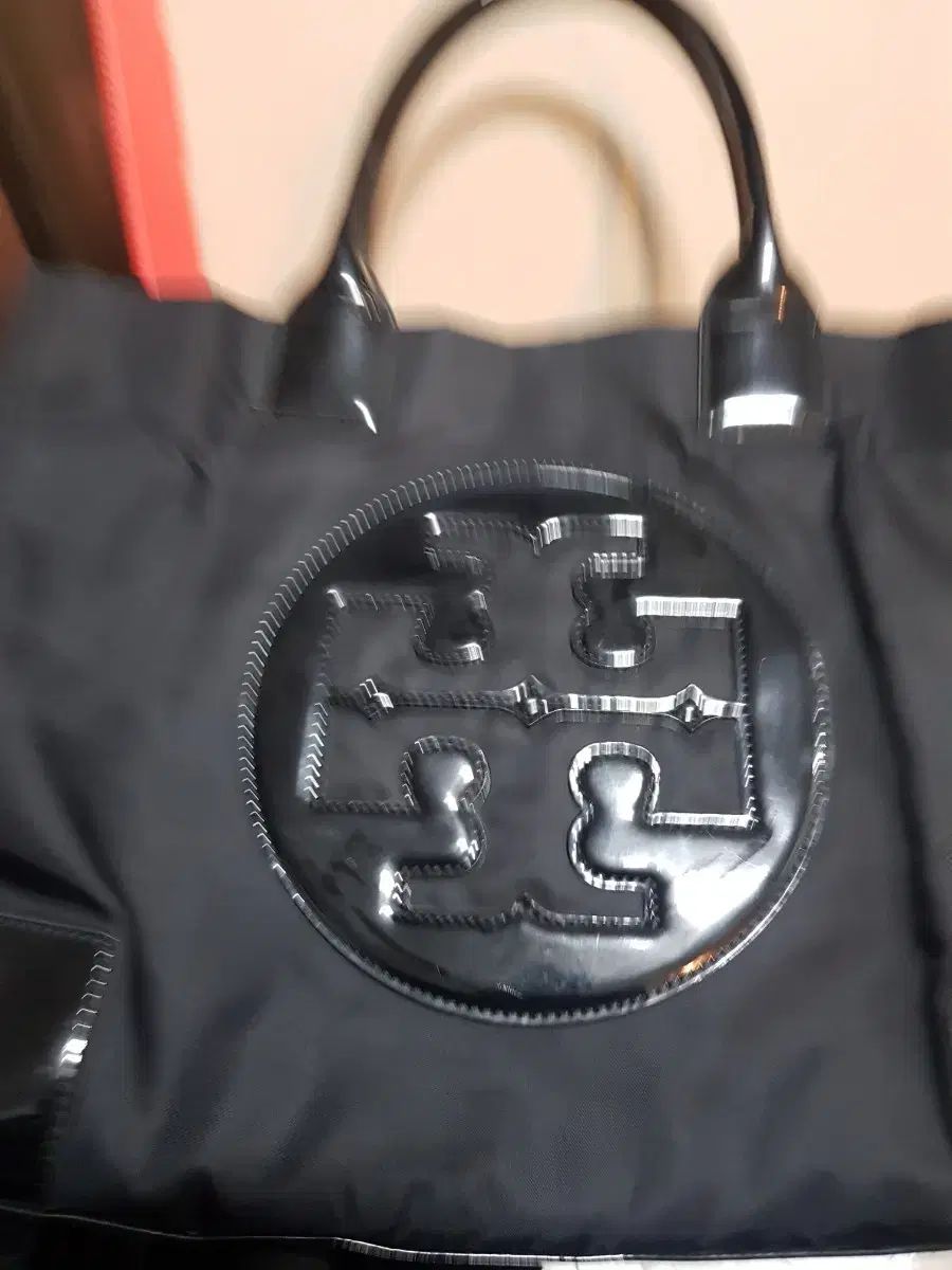 トリーバーチ ブラック ロゴ トートバッグ