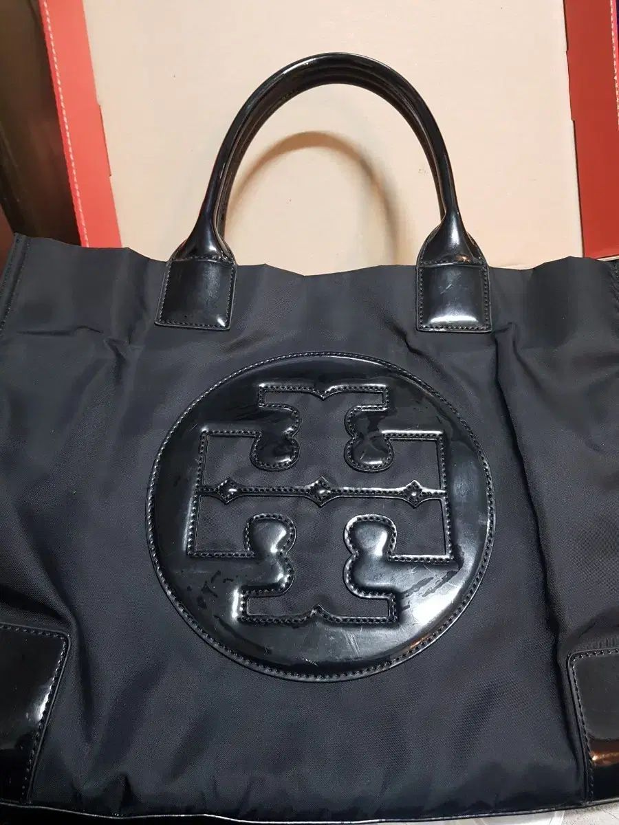 トリーバーチ ブラック ロゴ トートバッグ