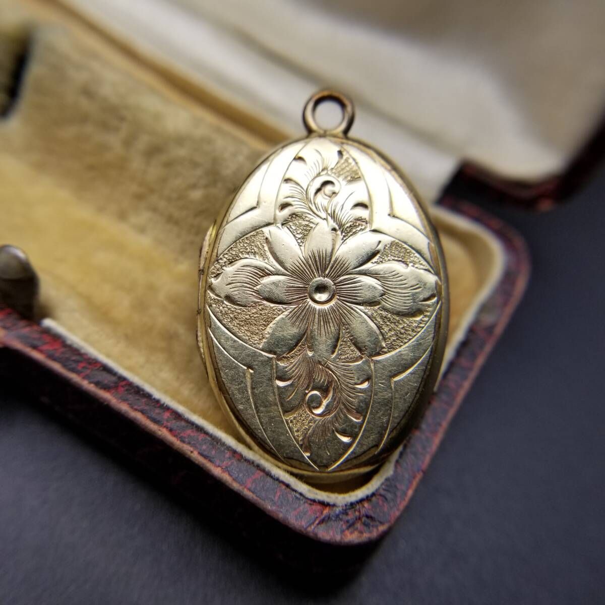お花 フローラル 彫金 オーバル ヴィンテージ ロケット チャーム ペンダントヘッド イエローゴールド金張り 上品 エレガント