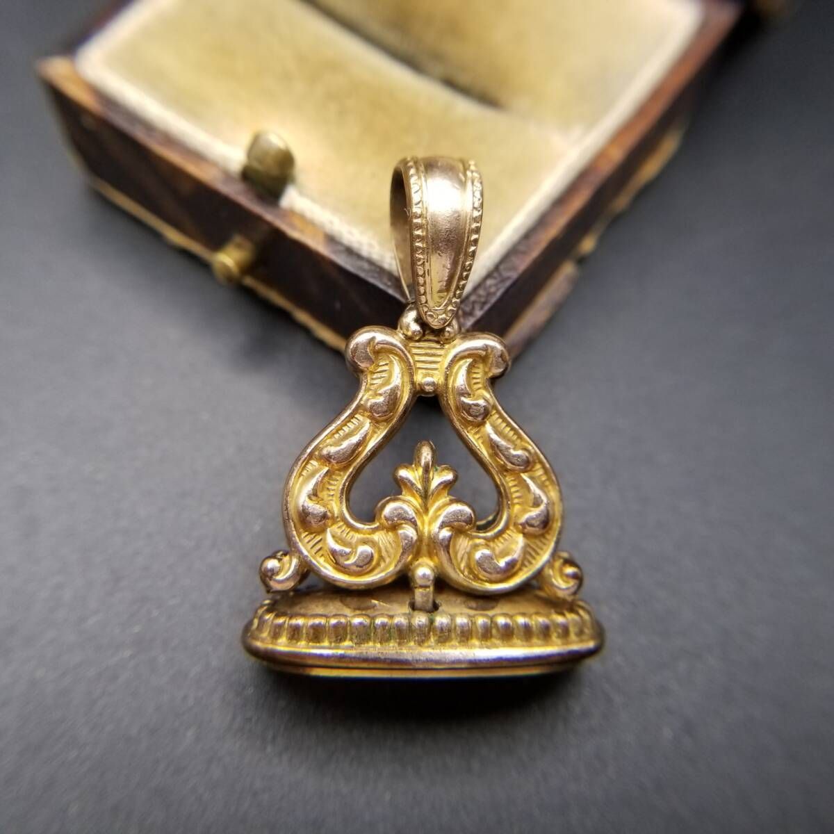 アールヌーヴォー 装飾美 ヴィンテージ フォブ チャーム ペンダントヘッド イエローゴールド金張り 上品 エレガント 懐中時計 アクセサリー