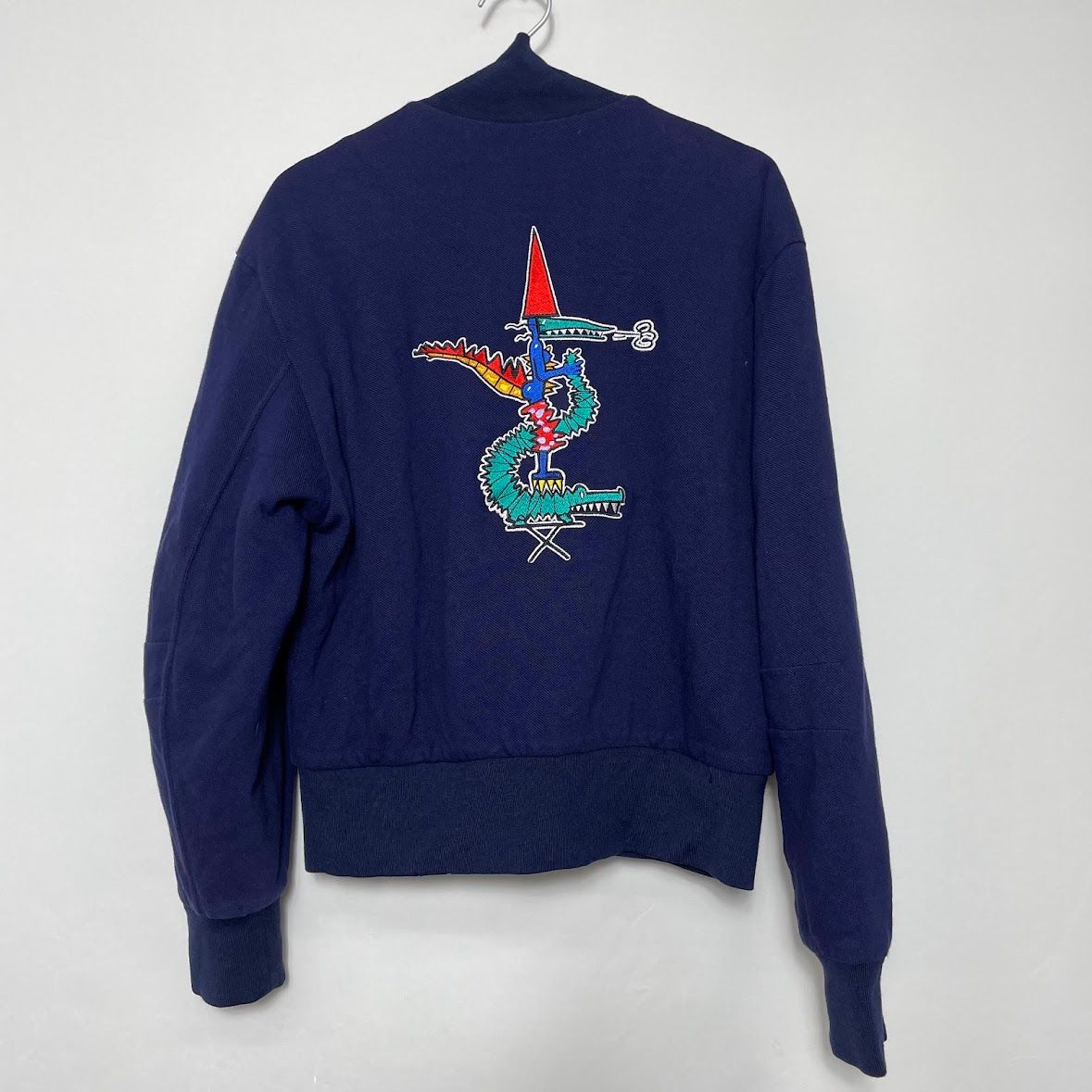 LACOSTE ラコステ スウェットスタジャン スナップボタンジャケット Jean-Paul Goude 刺繍デザイン コットン ネイビー ユニセックス