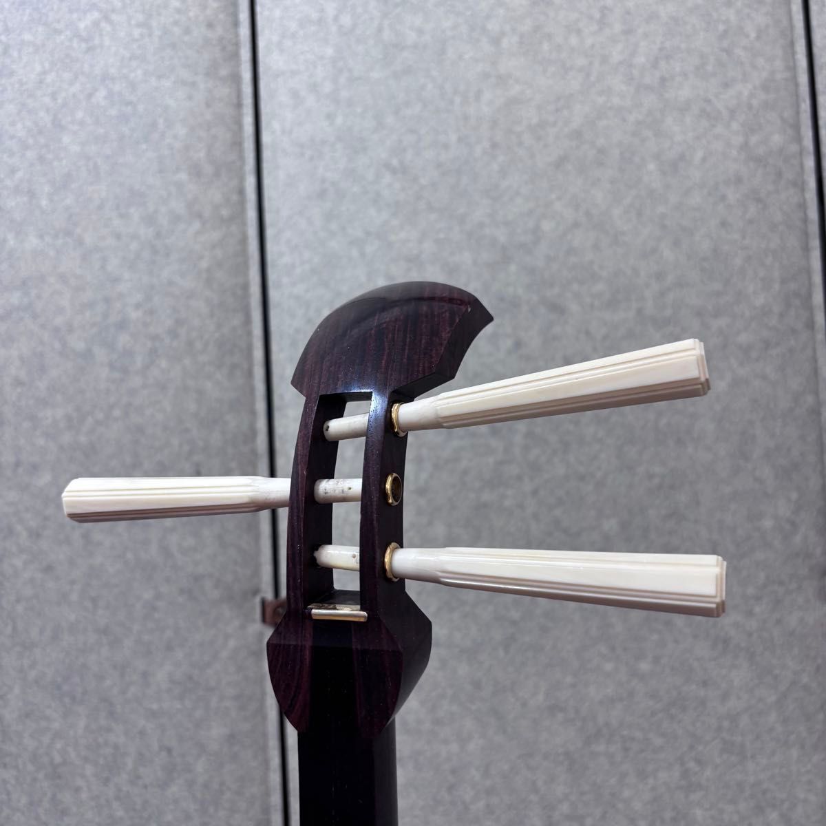 ☆ 紅木 三味線 トチ入り ハードケース 丸打胴 二本溝 - メルカリ