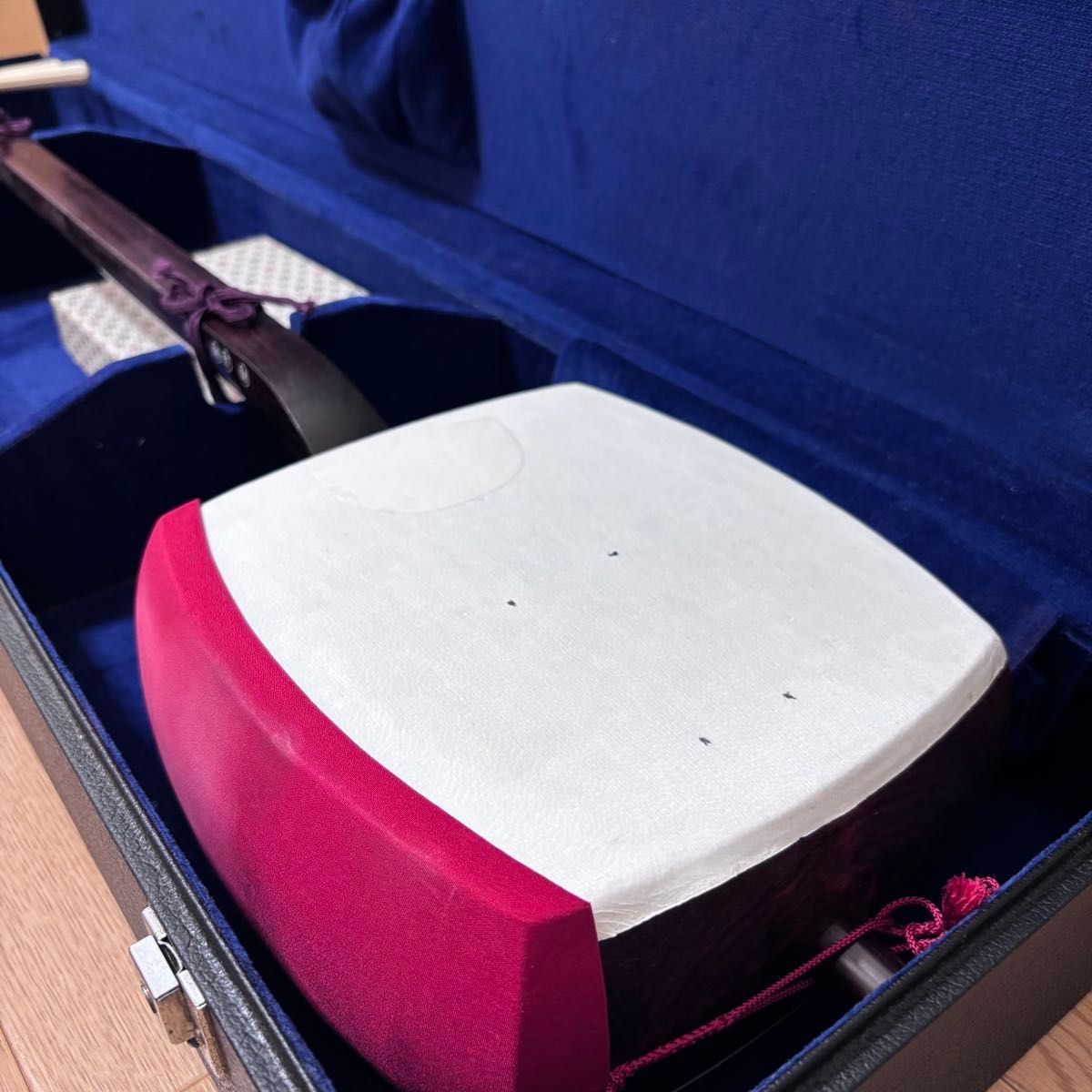 ☆ 紅木 三味線 トチ入り ハードケース 丸打胴 二本溝 - メルカリ