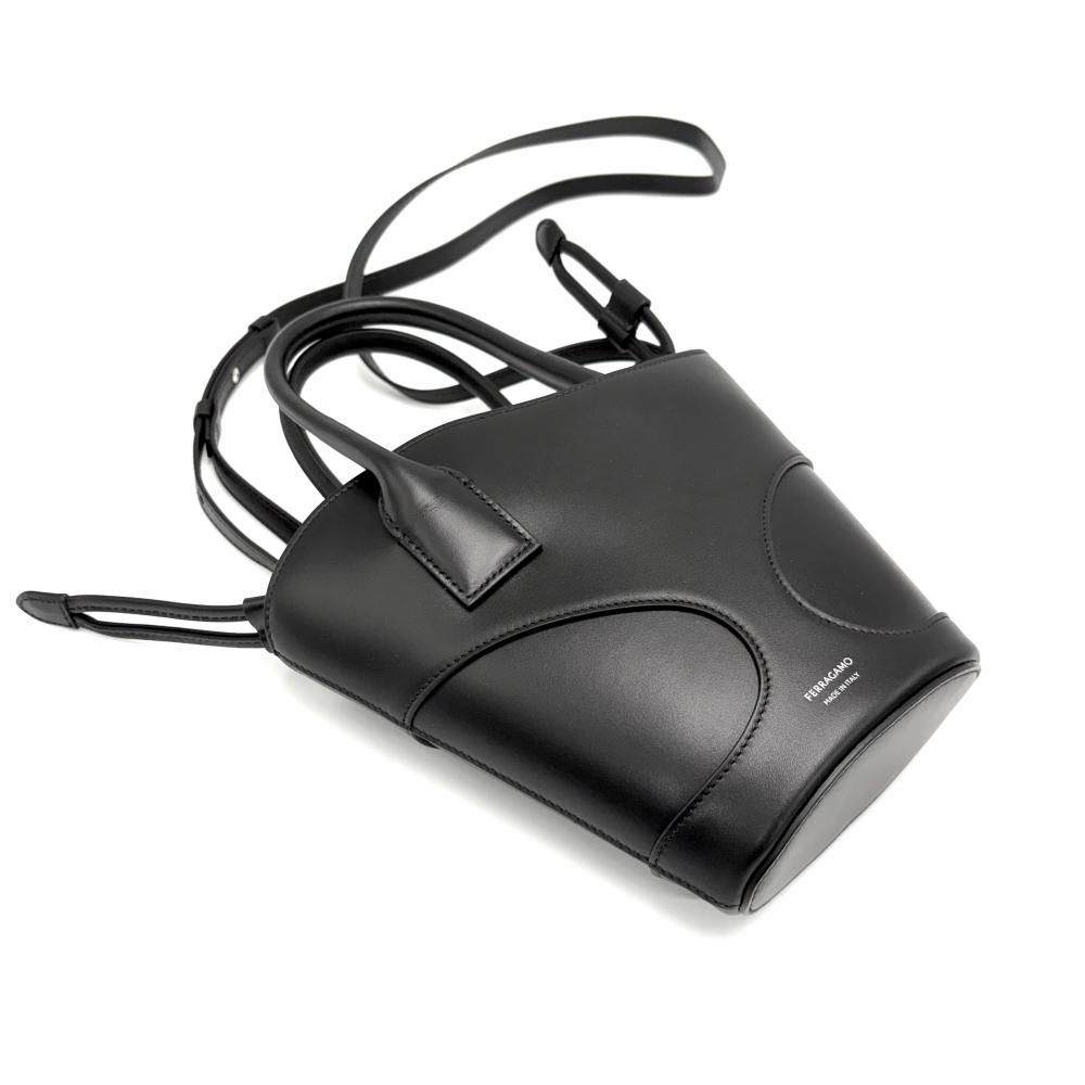 サルヴァトーレフェラガモ 2WAY レディース カットアウト ハンドバッグ