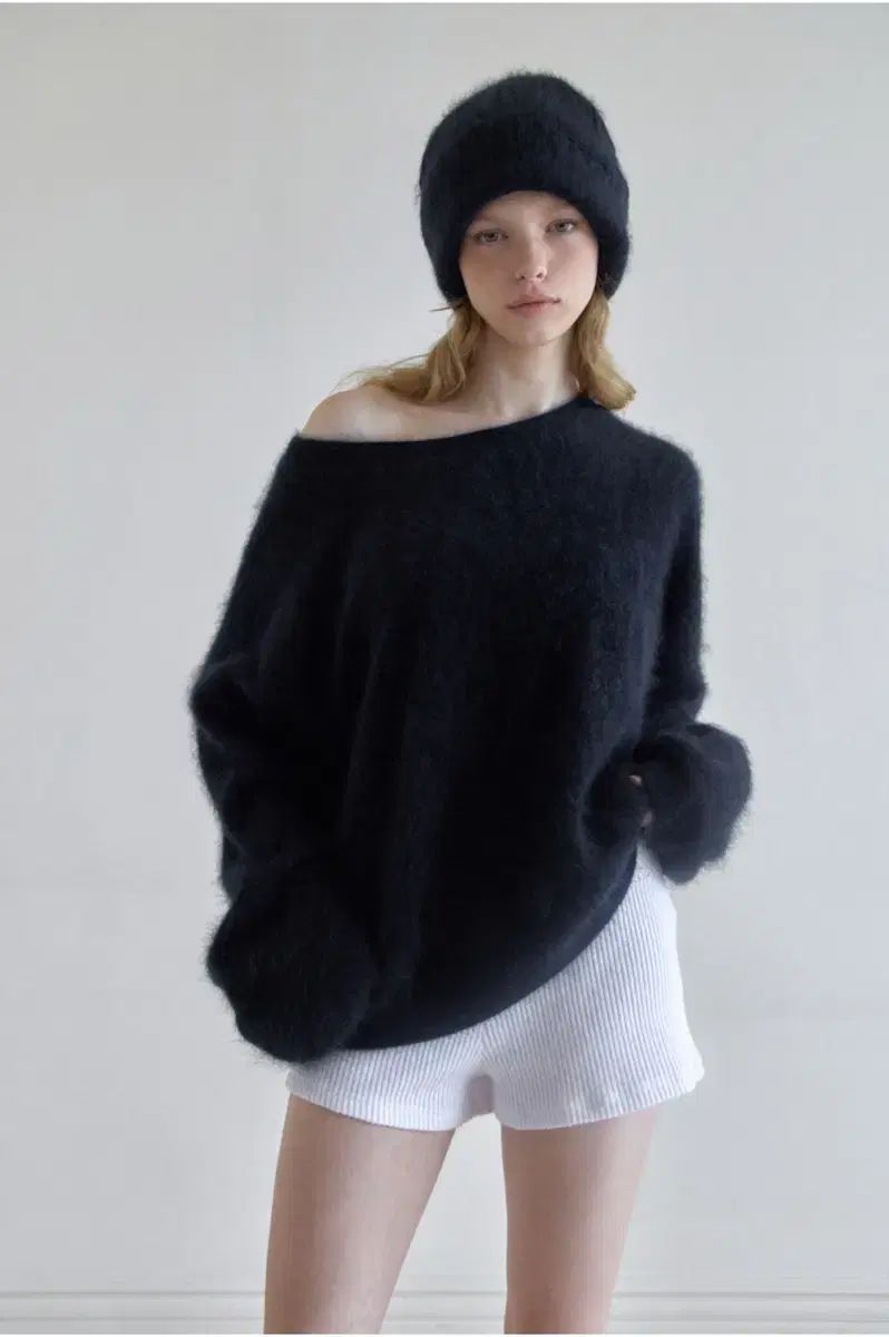 レイジジ クラウド オフショルダー ニット ブラック