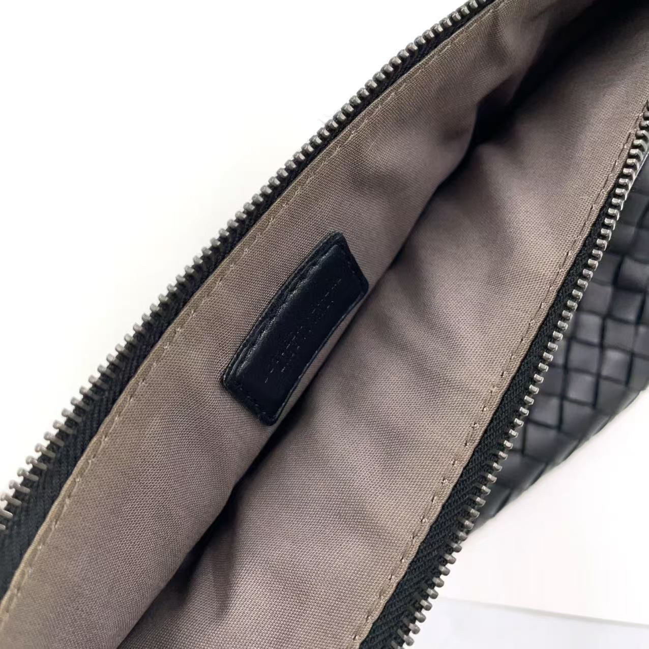 BOTTEGA VENETA イントレチャート レザー ブラック ポーチ ブラック