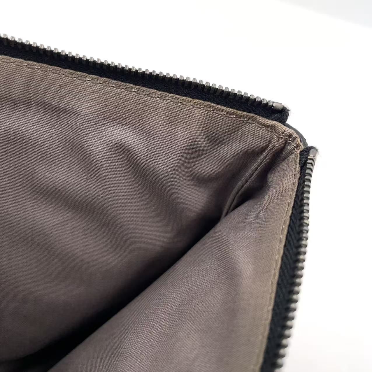 BOTTEGA VENETA イントレチャート レザー ブラック ポーチ ブラック