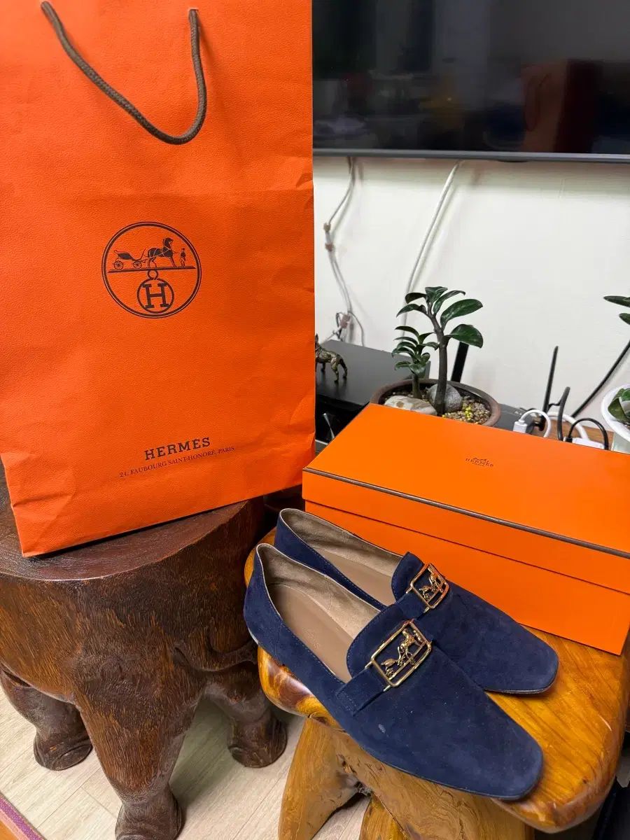 Hermes ツアーベルベット TIME ローファー