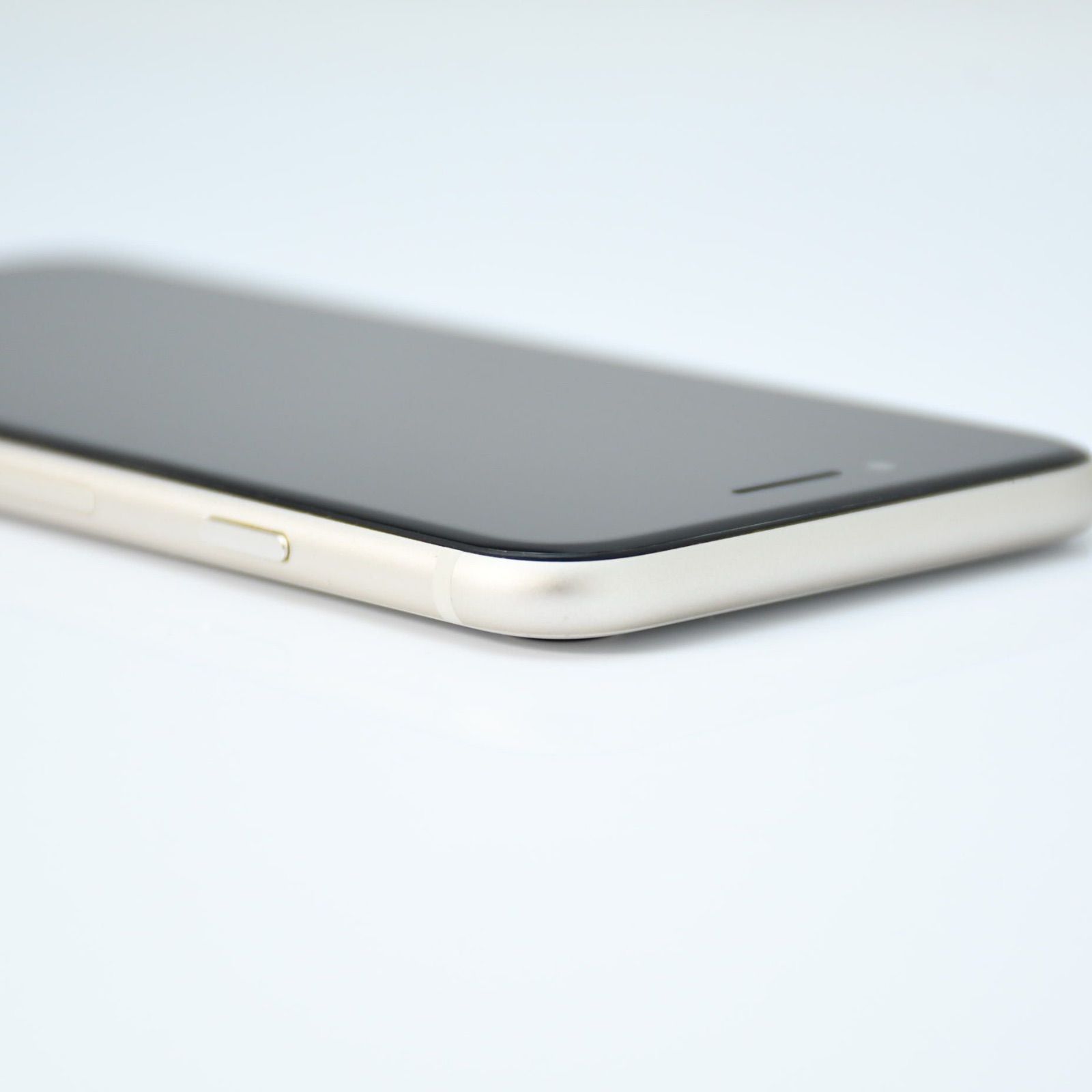 美品＊バッテリー最大容量100％】 SIMフリー iPhoneSE 第3世代 64GB