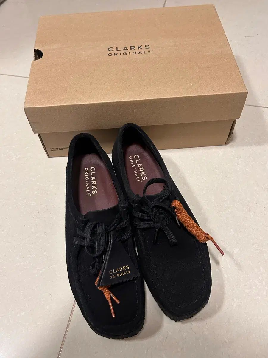 クラークス ワラビー ブラック スウェード w