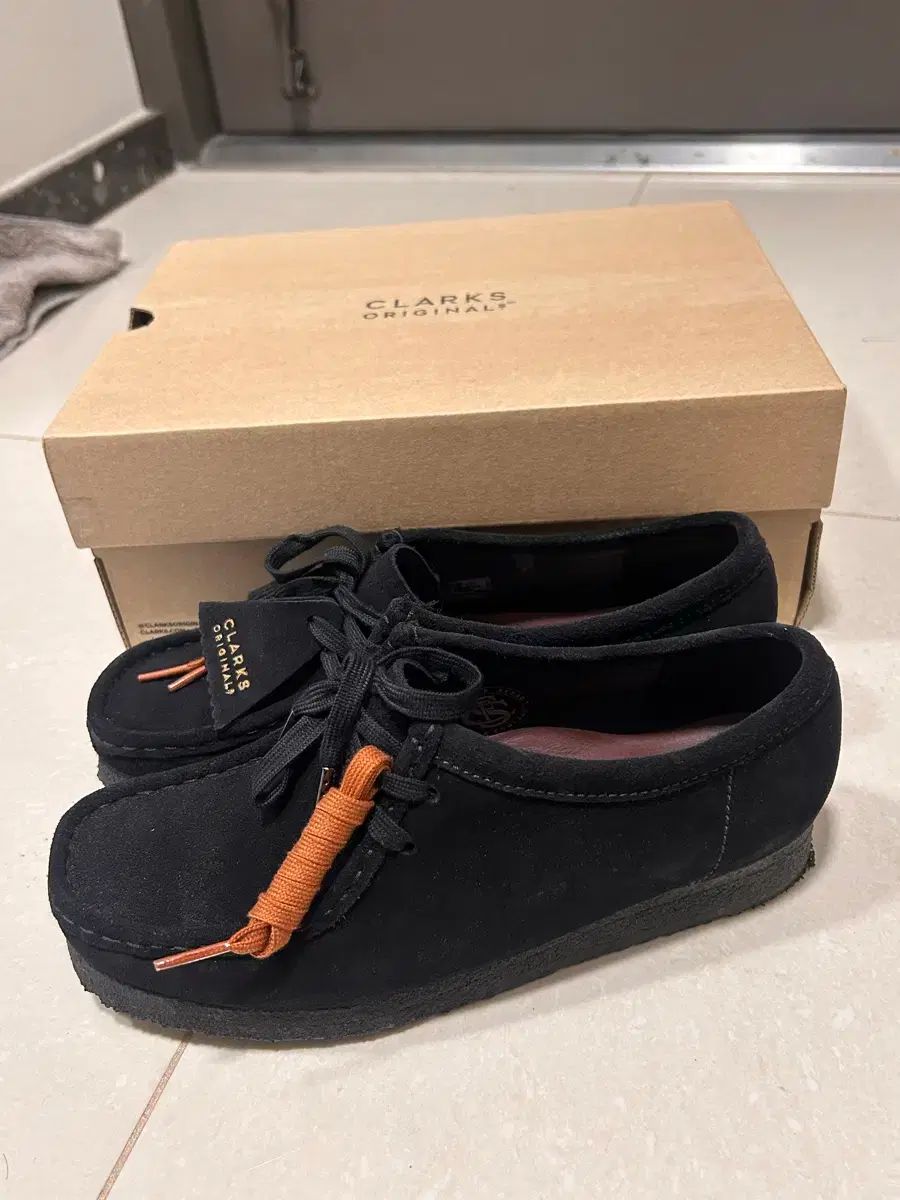 クラークス ワラビー ブラック スウェード w