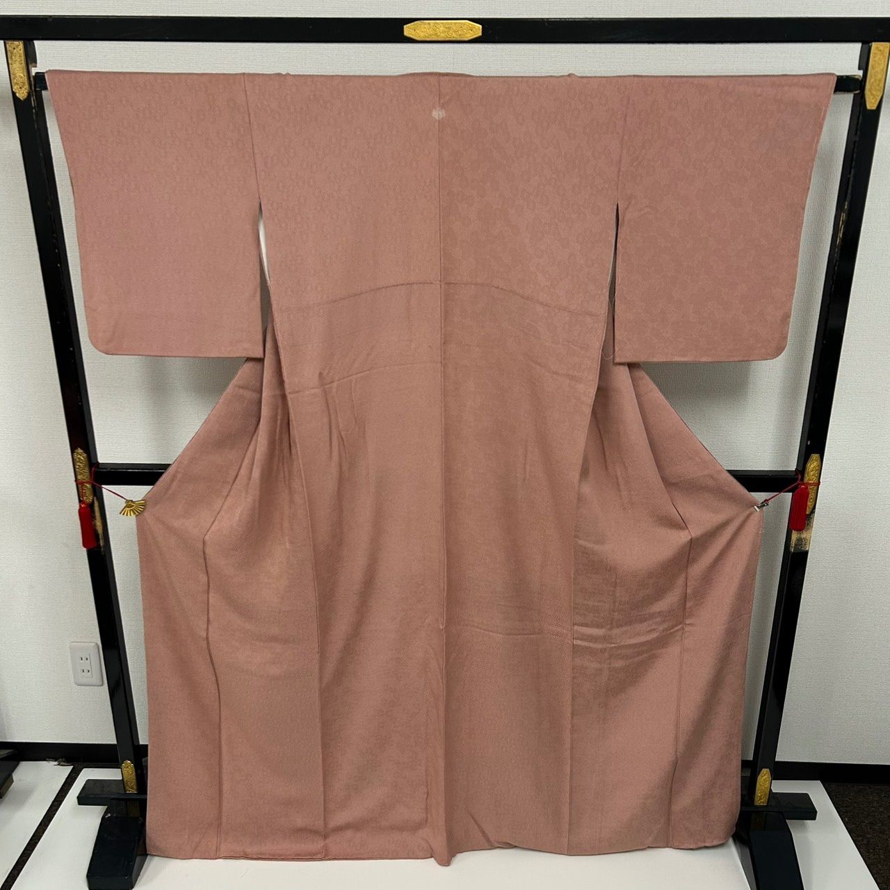 色無地 トールサイズ 重ね菊の地紋 上品なくすみピンク 着物 正絹 一つ